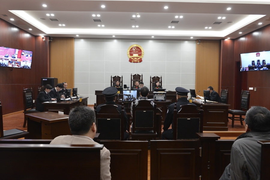 十堰中院院长王健担任审判长开庭审理刑事案件